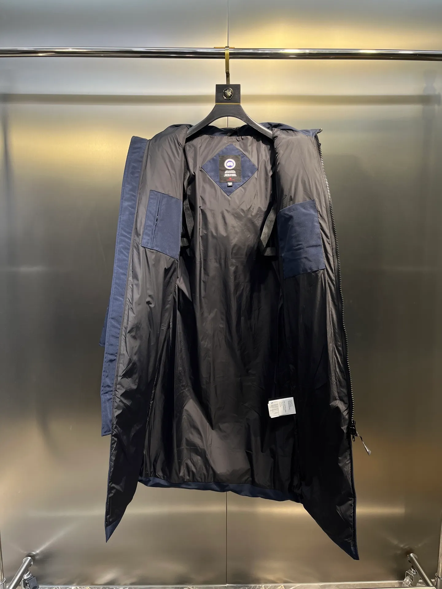 P860 CANADA GOOSE parka 22 styles ➖ Genuine synchronous anti-counterfeiting chip sensor! ➖ Imported 21-count polyester-cotton blended original fabric [last year’s 16-count/18-count hard fabrics have been completely eliminated, this year all use 21-count genuine synchronous fabrics, the soft mid-strap feels delicate and textured], genuine synchronous Feather-Light 10D waterproof coating fabric, made of 84.5 polyester fiber and 15.5 cotton, 100% the best feel in the entire network! ➖ The genuine official website is synchronized with the national standard 80 white duck down, you can check the official website customer service, there will never be a series of misleading claims such as 90 down or goose down! ��� Using the best nylon lining with double double-layer sealing design, velvet-proof No. 7 needle + grid-filled down ready-made garments, there is 100% no so-called velvet running! ➖ The cuffs are designed with thickened seamless threads, and the collar and pockets are lined with top-quality polar fleece to keep you warm and comfortable! ➖ Yoshida YKK provides original custom-made electroplated sliders. YKK two-way lockable zippers are tight and smooth and will not peel off paint! ➖ 3M composite guarantees that the Velcro is the same as the original, durable, and all accessories and hardware are custom-made! ➖ Imported BEHRINGER embroidery machine to customize the 10,000-needle embroidery logo, 98% of which can be reproduced to restore the original logo. You can check and compare on the official website! ➖ The fur collars are all made of large pieces of Western Canadian blue wolf hide, ensuring that each fur collar is 13-15cm wide! size：xs-xl